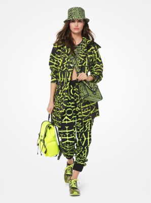 Anorak con logotipo ne&oacute;n tipo papel prensa